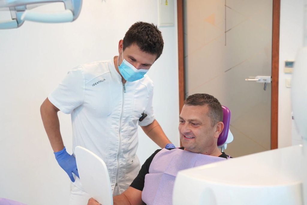 pacijent prvi put gleda svoje nove zube nakon all-on-4 zahvata
