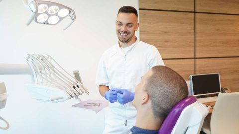 Doktor i pacijent u ordinaciji
